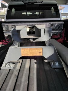 BW puck system 5th wheel hitch